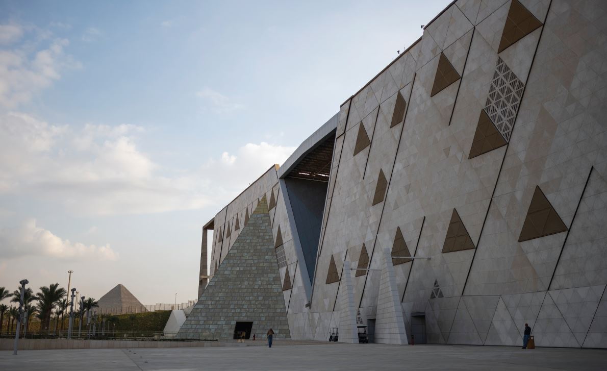 تصميم المتحف مستوحًى من أهرامات الجيزة، التي تقع منه غير بعيد.