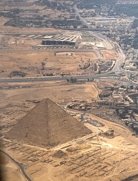 صورة جوية للهرم الأكبر (أسفل الصورة)، الذي بناه الملك خوفو، تُظهر مدى قربه من المتحف المصري الكبير (في الأعلى).