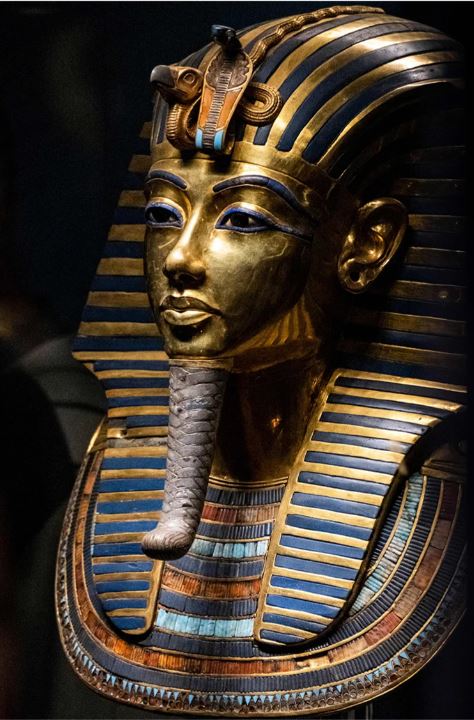 القناع الذهبي للملك توت عنخ آمون، وهو من ملوك الأسرة الثامنة عشرة في مصر القديمة.