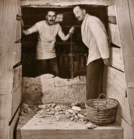 هوارد
كارتر (على يسار الصورة)، وإلى جانبه جورج هربرت، الذي رَعَى بعثة استكشاف مقبرة
توت عنخ آمون بوادي الملوك، قرب الأقصر.