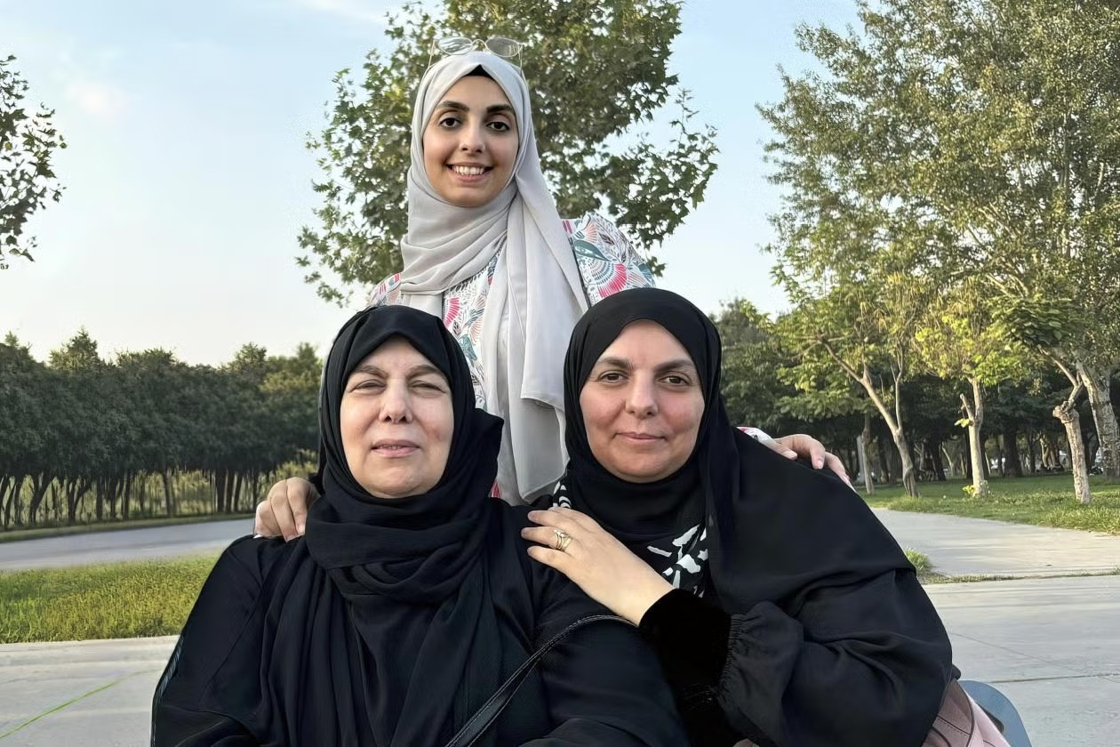 في بدايات الثمانينيات من القرن المنصرم، ارتكب النظام السوري مجزرة في مدينة حماة، أودت بحياة عشرات الألاف من السوريين. وقد شاركت إحدى الناجيات من المجزرة (إلى اليسار) مع ابنتها وحفيدتها في دراسة تبرهن على أن الصدمة النفسية الناجمة عن مثل هذه الوقائع تترك بصمات على الجينوم، وهذه البصمات قابلة للتوريث من جيل إلى جيل.