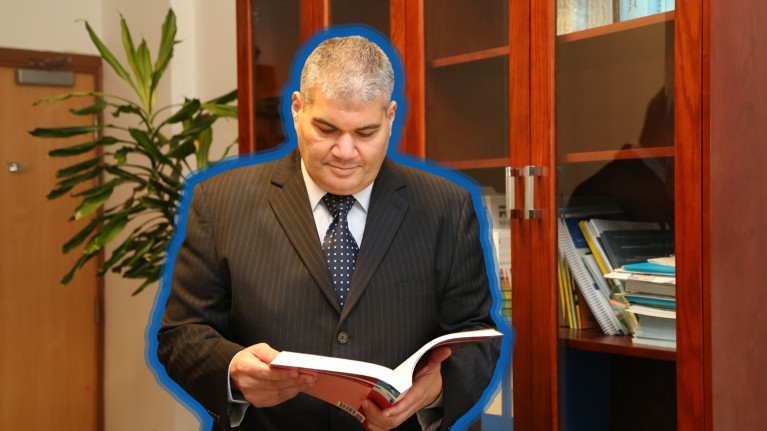 لتضييق الفوارق بين الجنسين في مجال دراسات الفوتونيات، يتيح صلاح عُبية للنساء في فريقه البحثي ممن تسعين للموازنة بين البحث العلمي والواجبات الأسرية مواعيد مرنة لإنجاز الأبحاث، وعملًا بدوام جزئي، بل وخدمة نقل ممثلة في حافلات لإقلالهن.&nbsp;